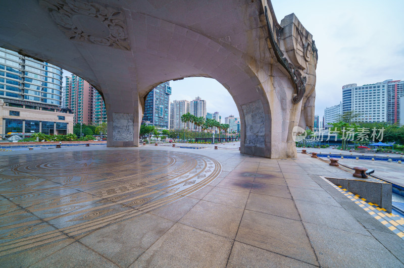 广西南宁金湖广场大象雕塑与城市摩天大楼