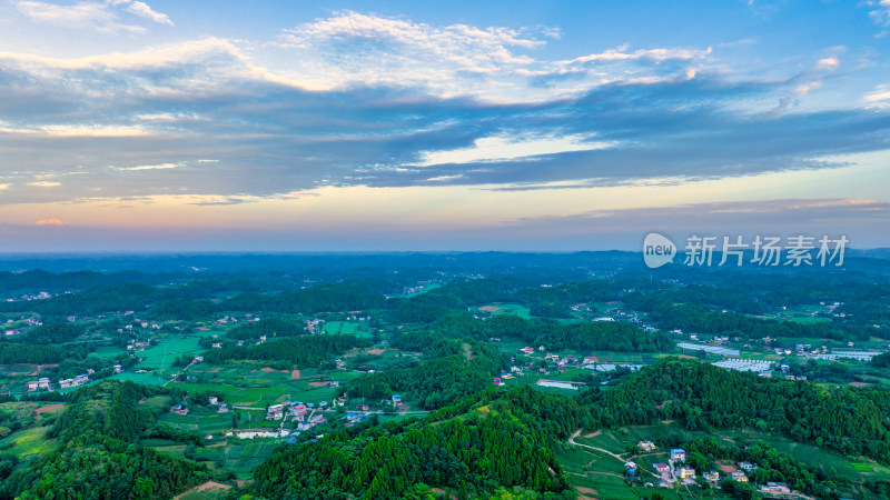 四川德阳市苍山镇丘陵地区的乡村农田