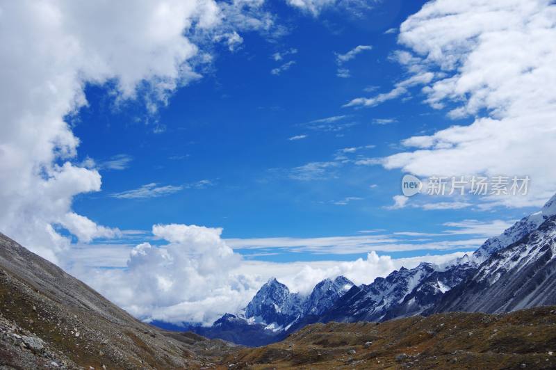 珠峰东坡雪山河流自然风景