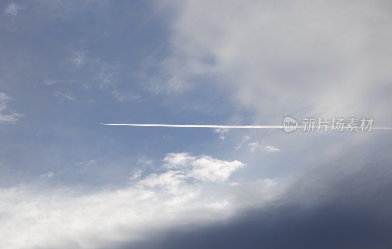 天空中飞机飞过留下的白色尾迹