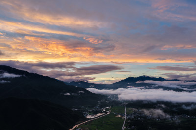 山间云海日出美景的壮丽自然景观