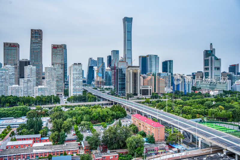 北京现代化大都市中的高架桥与高楼景观