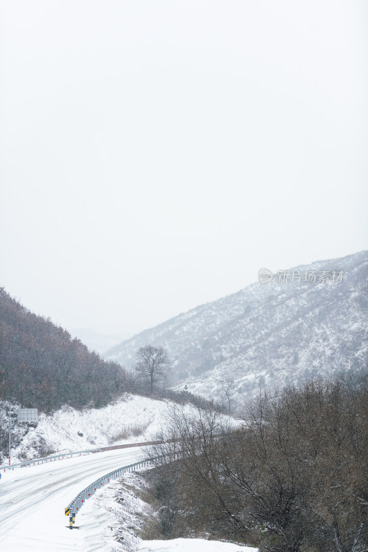 冬天大雪中的山路