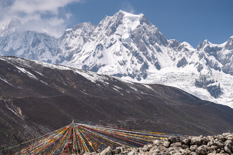 西藏山南洛扎秘境库拉岗日雪山湖泊壮丽景色