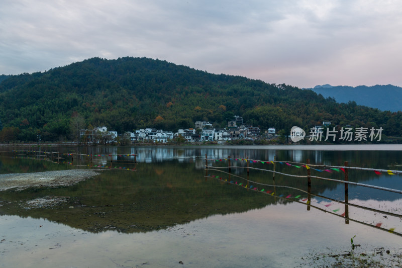 湖边村落山水风景