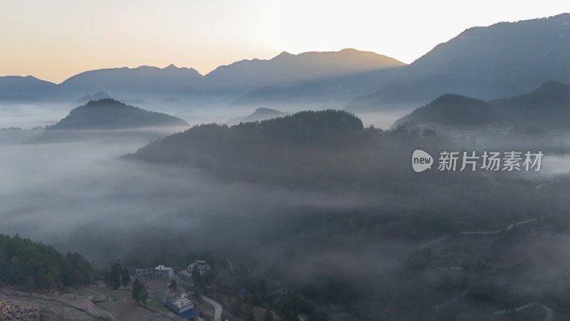 重庆酉阳：雾锁青山村庄靓