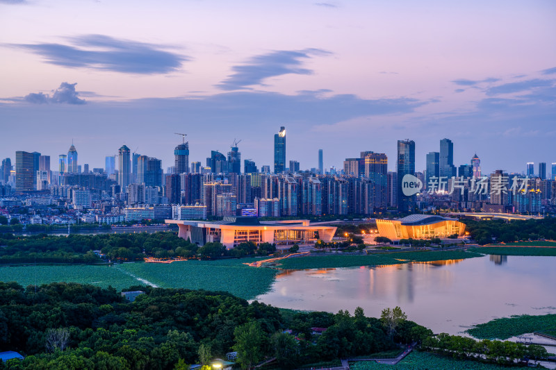 夏季武汉琴台大剧院月湖风景区城市夜景风光