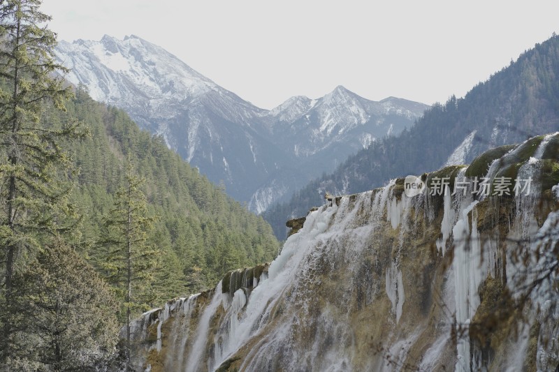 九寨沟绚烂多彩的湖泊河流高山航拍特写