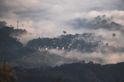 山顶之景 震撼与宁静