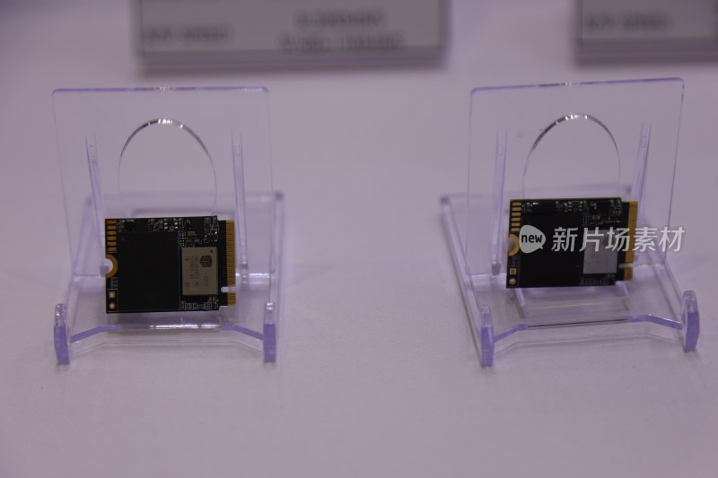 展示架上的电子芯片