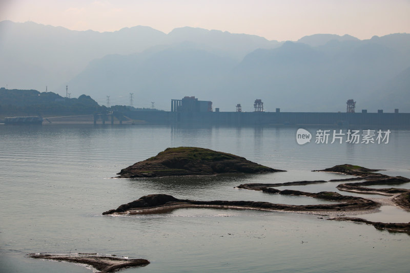 清晨的三峡大坝坝区江面