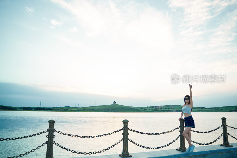 盛夏夕阳晚霞湖边码头看风景的少女