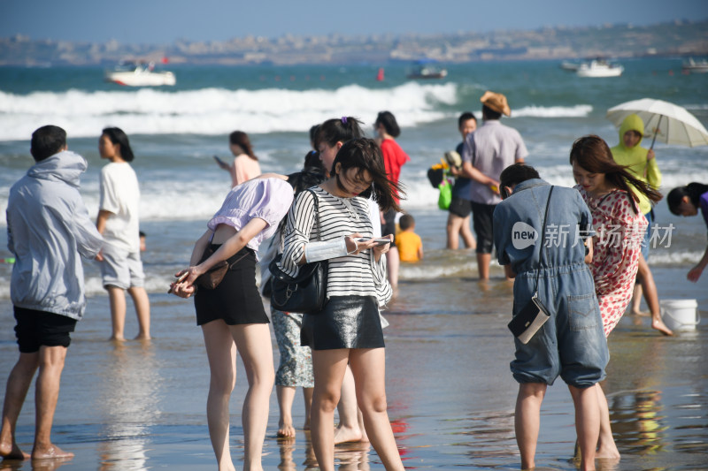 人群在海边休闲漫步场景