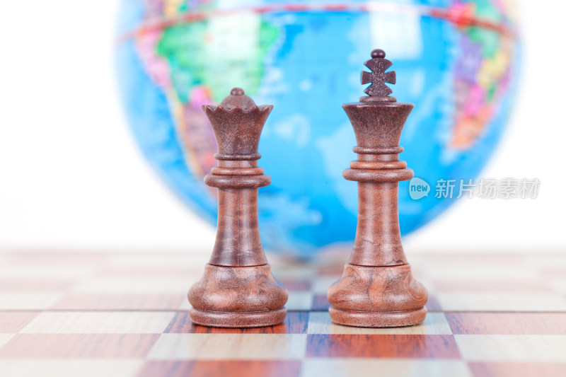 地球仪前的国际象棋棋子