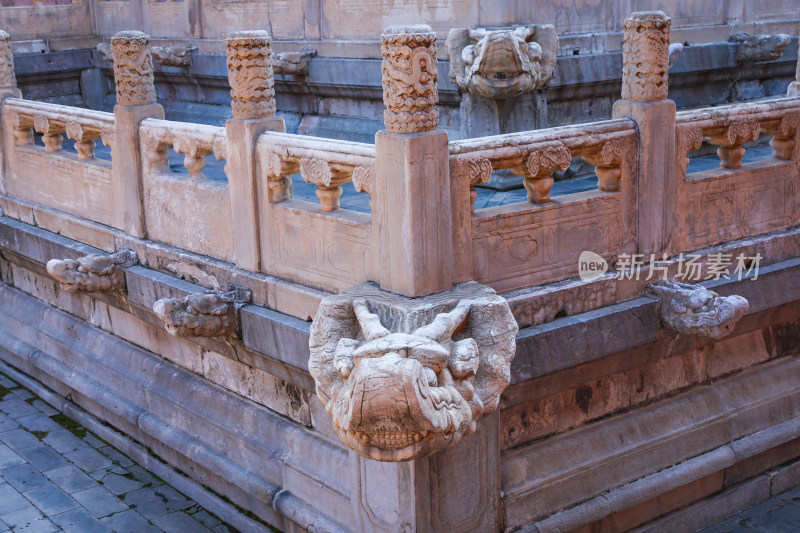 雄伟的古代建筑大理石柱螭首