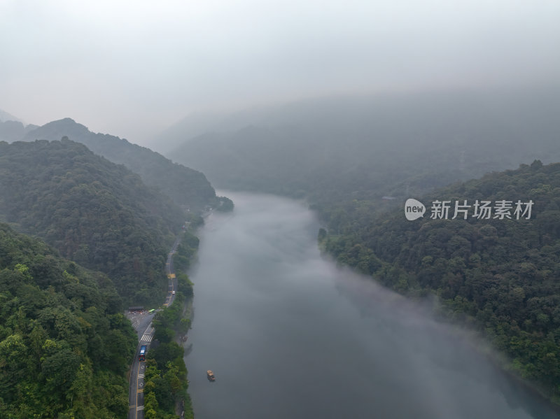 湖南郴州小东江晨雾小船薄雾笼罩下宁静之美