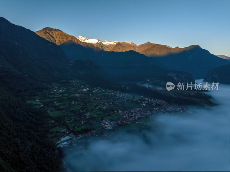 云南怒江傈僳族丙中洛人神共居秋色高空航拍