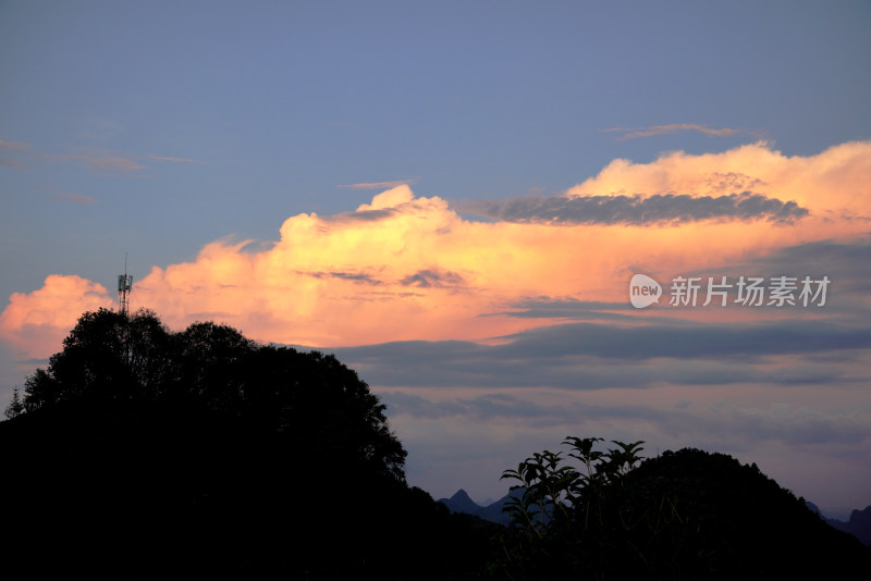 山间日落时分的壮丽云海景观