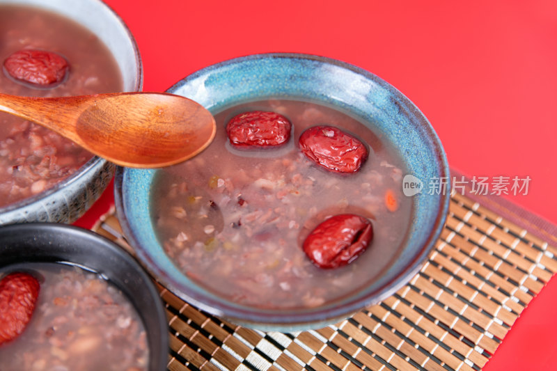 中国腊八节的传统食物腊八粥和各种干果杂粮