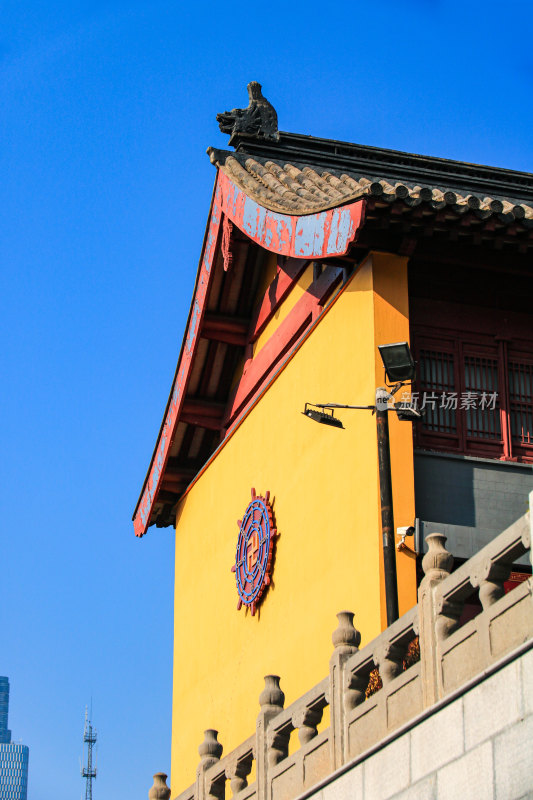 晴朗天空下的南京千年古刹鸡鸣寺