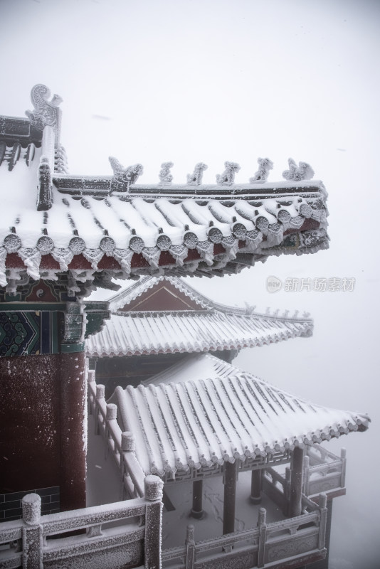 古建筑房檐大雪冰冻