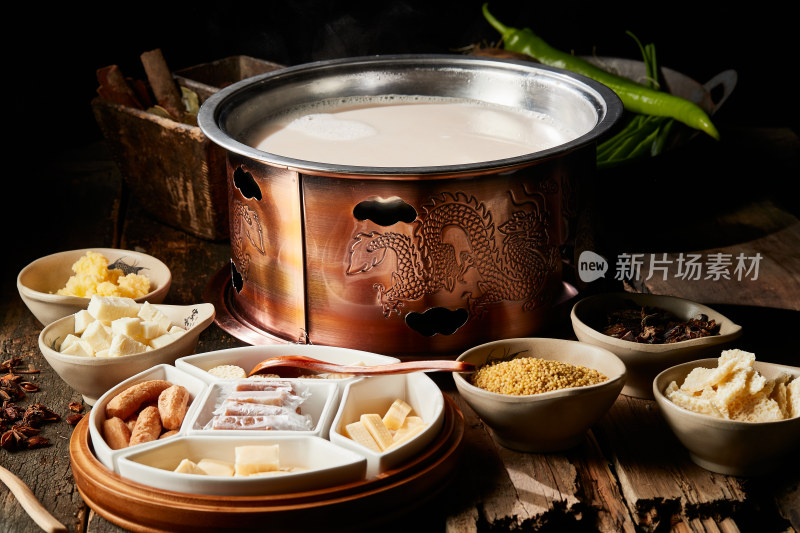 传统铜锅餐具装的蒙族炒米炖奶茶