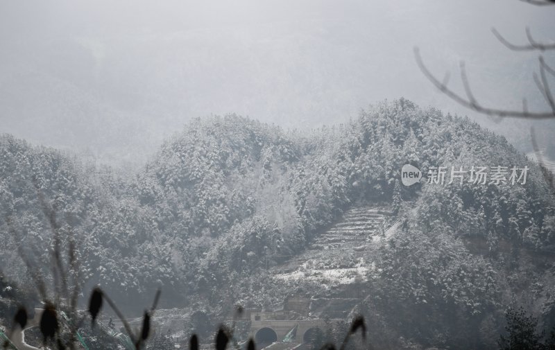 重庆酉阳：绵延青山披白纱