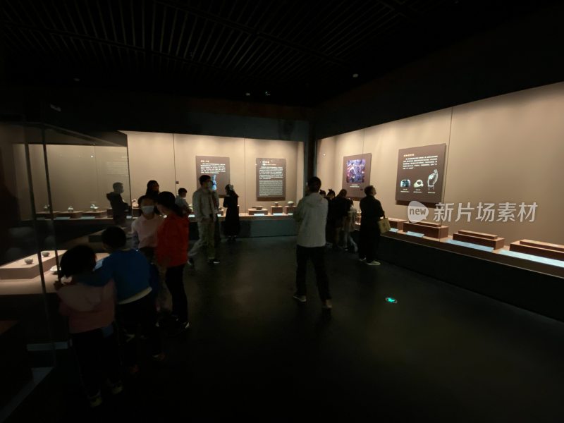 博物馆内参观者观赏展品场景