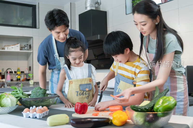 年轻父母教孩子学做饭