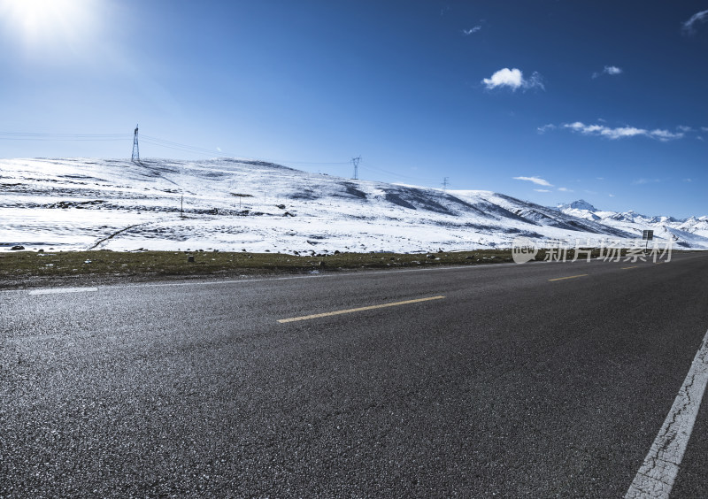 雪山旁的公路风景