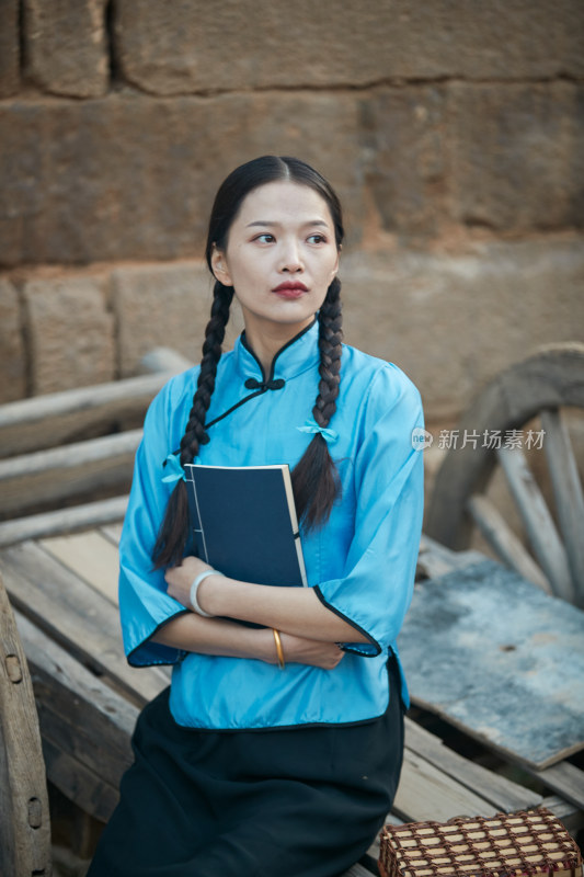 在古城身穿民国学生服饰的女大学生