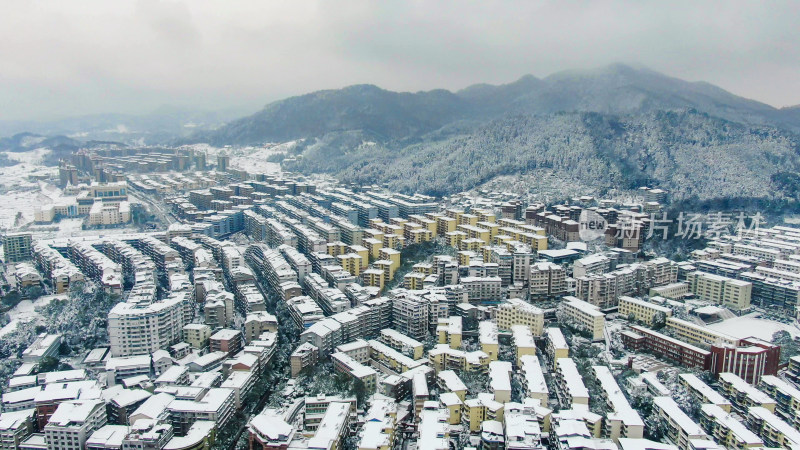 航拍城市住宅小区冬天雪景