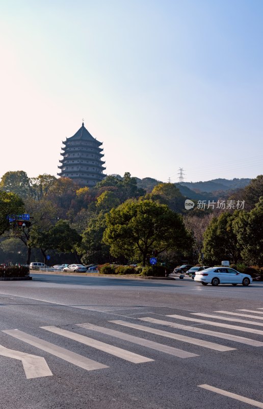 城市道路旁的古塔景观