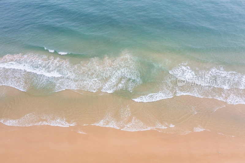 俯瞰海滨沙滩海浪-广东阳江海陵岛十里银滩