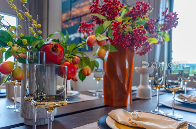 现代城市别墅客厅餐桌静物装饰品