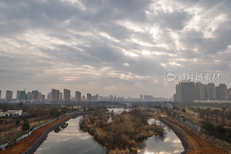 城市河流与建筑群景观