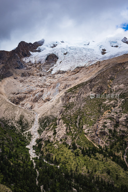 川西格聂雪山自然风景