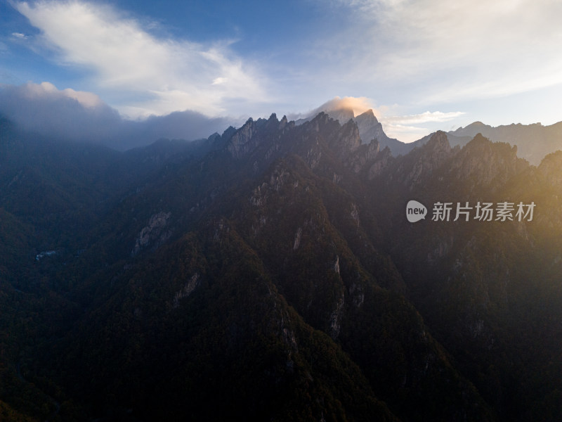 南阳老界岭伏牛山群山日出