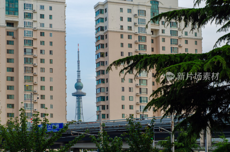 城市高楼与青岛电视塔景观