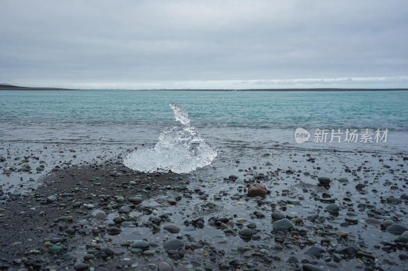 冰岛，钻石沙滩/黑沙滩，晶莹剔透的冰块