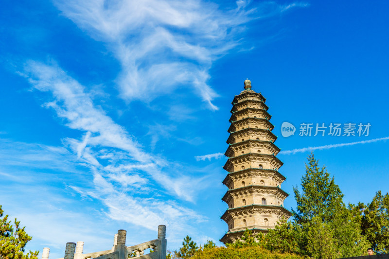 山西太原市地标永祚寺秋天古塔景观