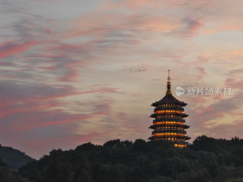 暮色中灯火通明的雷锋塔全景