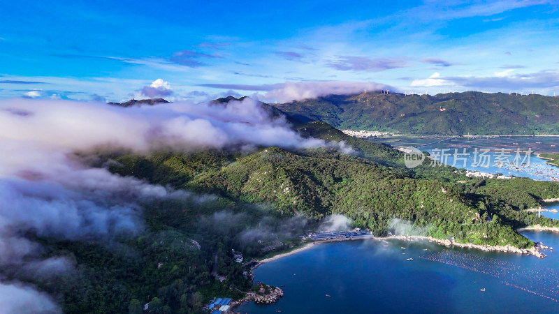 广东汕头南澳岛海上岛屿清晨云海航拍图