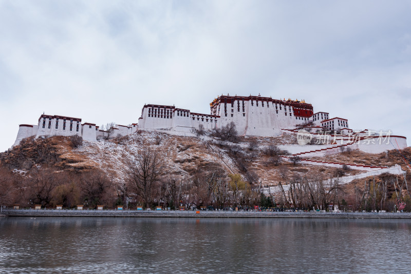 中国西藏拉萨雪后布达拉宫倒影城市风光