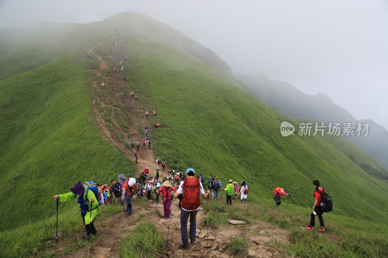 户外爱好者攀登武功山