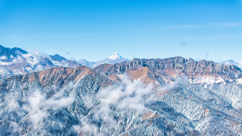 冬季从成都西岭雪山远望四姑娘山航拍