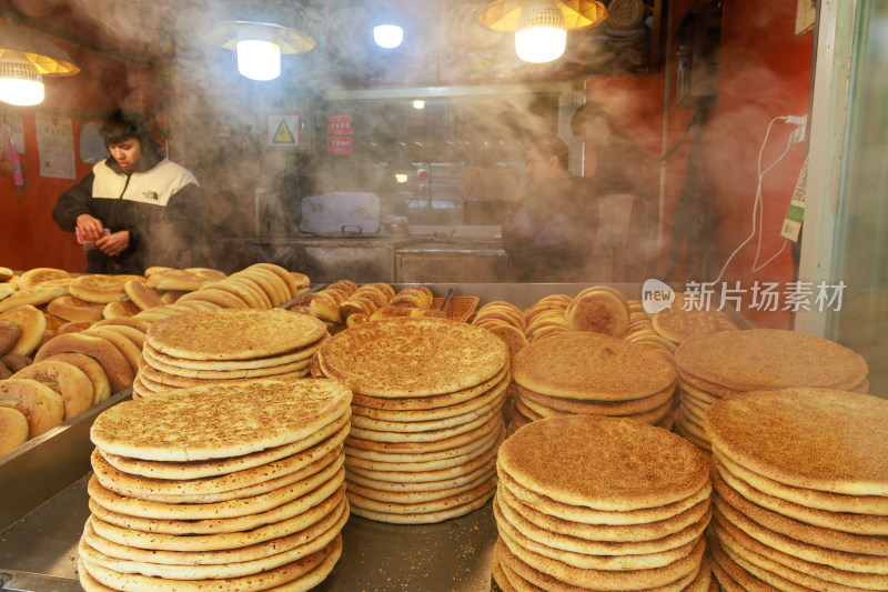 新疆乌鲁木齐店铺内摆放着许多堆叠起来的馕