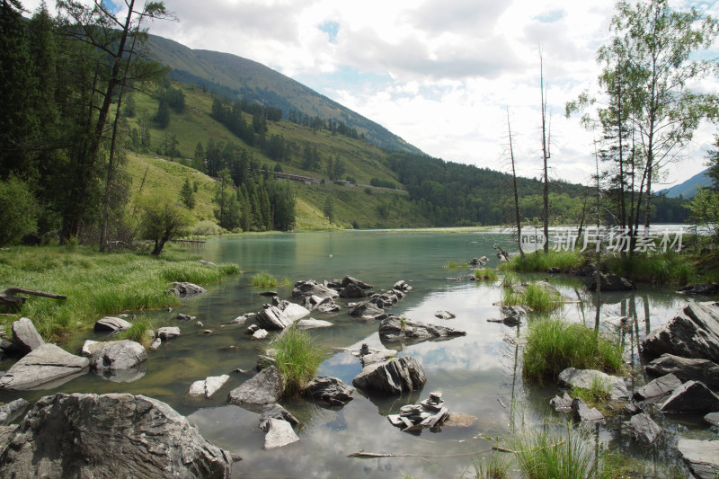 新疆卧龙湾山间湖泊自然景观