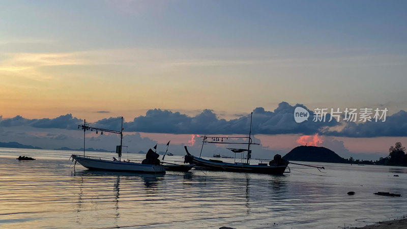 夕阳下海面上的渔船