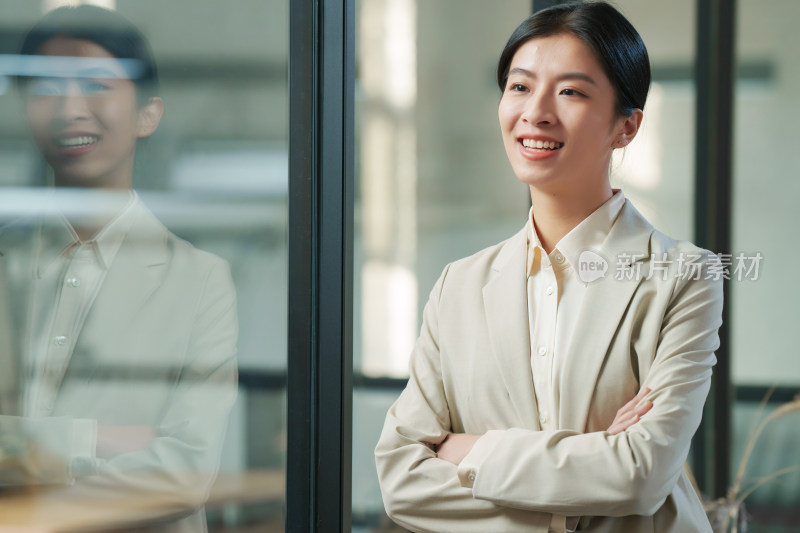 自信的青年商务女士在办公室